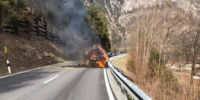 Auf der Fahrt von Unterrealta nach Rhäzüns ist am Donnerstag ein Anhänger vollständig ausgebrannt.