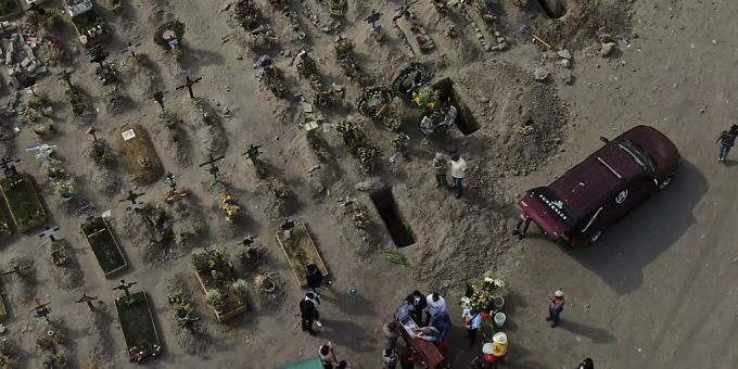 Familienmitglieder nehmen auf dem Friedhof von Chalco an der Trauerfeier für einen Verwandten teil, der am Coronavirus gestorben ist. Coronavirus Mexiko