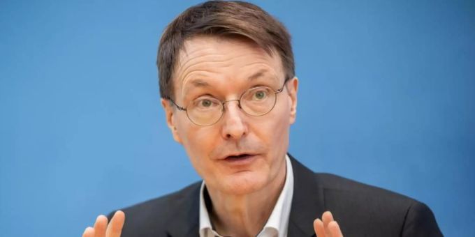 Karl Lauterbach, Gesundheitsexperte der SPD, spricht auf einer Pressekonferenz. coronavirus