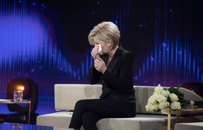 Gastgeberin Carmen Nebel wischt sich in ihrer Show mit einem Taschentuch am Auge. «Willkommen bei Carmen Nebel»