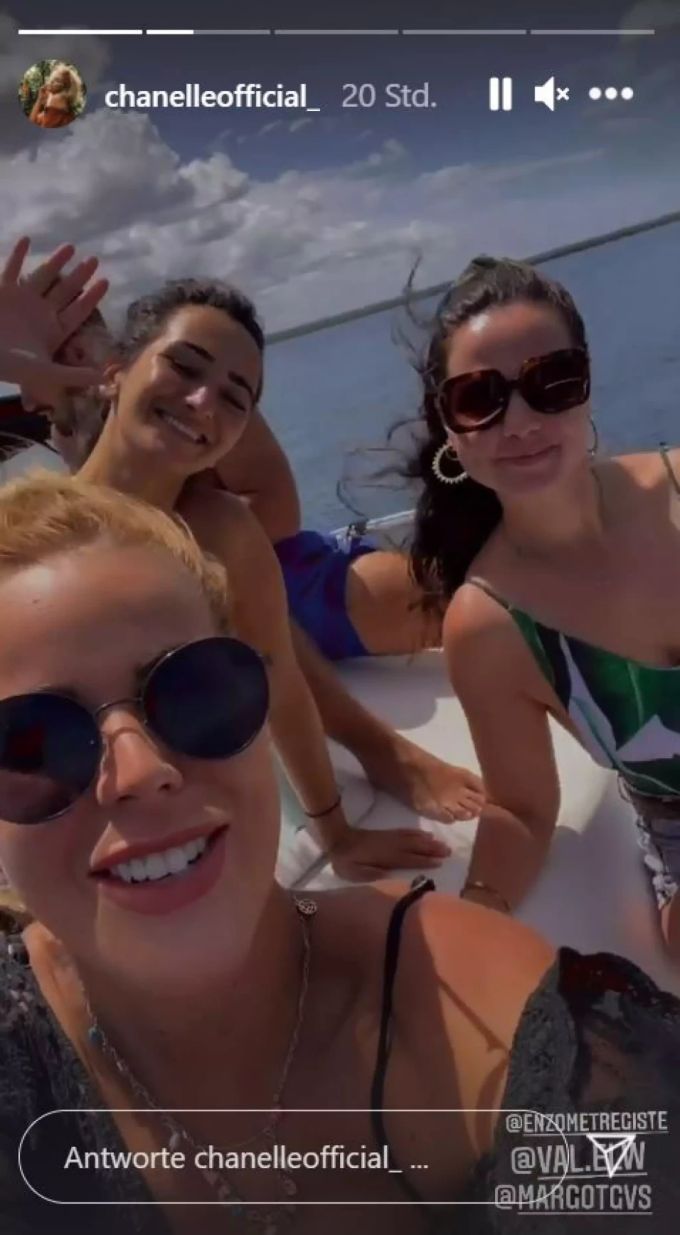 Die Bachelorette Chanelle Wyrsch mit ihren Freunden auf hoher See. chanelle