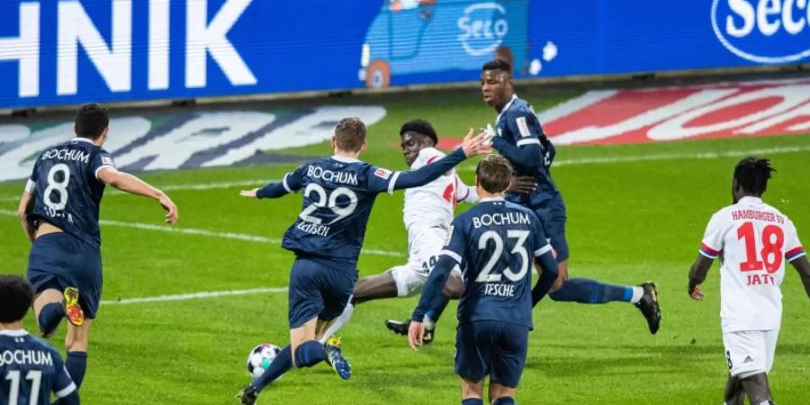 Amadou Onana (M) ebnete mit seinem Tor dem HSV den Weg zum Sieg beim Spitzenspiel in Bochum. Foto: Marcel Kusch/dpa