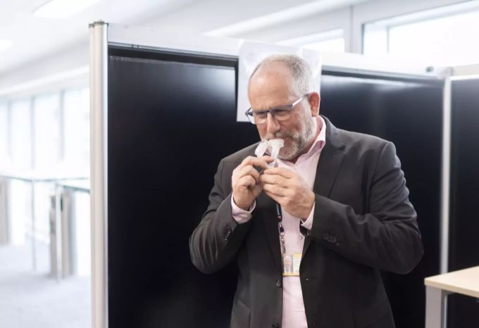 Ein Spucktest wird am Testzentrum des Flughafens Zürich durchgeführt. Spucktest The Adecco Grouü
