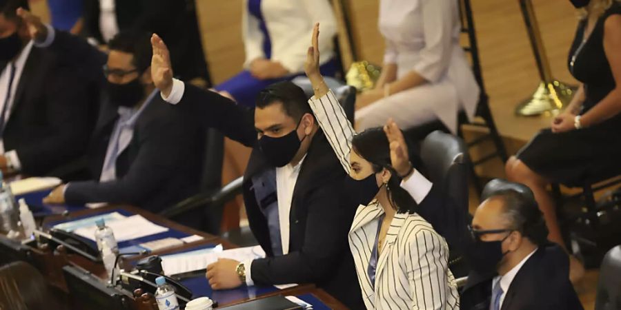 Abgeordnete der Partei «Neue Ideen» stimmen während der Eröffnung des Kongresses ab, was den Beginn einer neuen Ära in der Politik des Landes signalisiert. Foto: Salvador Melendez/AP/dpa