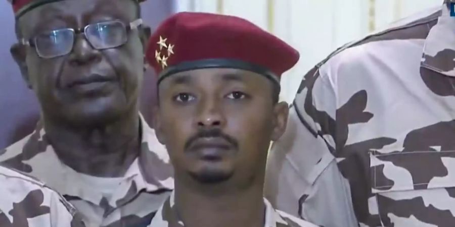 Der 37-jährige Mahamat Idriss Deby Itno (Mitte), der Sohn des verstorbenen tschadischen Präsidenten Idriss Deby Itno, hat als Chef des Militärrates eine Übergangsregierung bestimmt. (Archivbild)