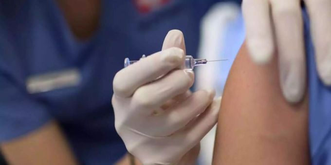 Eine Fachperson verabreicht eine Impfung gegen das Coronavirus. (Archivbild) Coronavirus