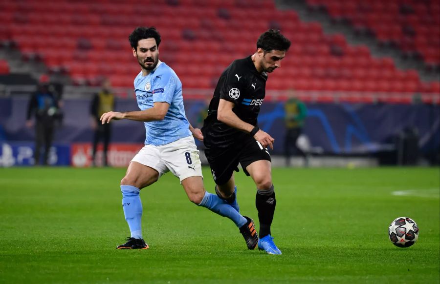 Ilkay Gündogan behindert Gladbach-Captain Lars Stindl.