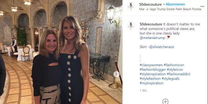 Melania Trump: Auf dem Schnappschuss strahlt strahlt sie neben einer Besucherin im Mar-a-Lago. melania trump schnappschuss