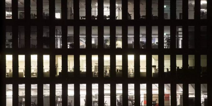 Leere Büroräume in Zürich Oerlikon: Trotz Aufhebung der Pflicht bleiben viele Arbeitgeber vorerst beim bewährten Homeoffice. Coronavirus homeoffice aufgehoben Unternehmen