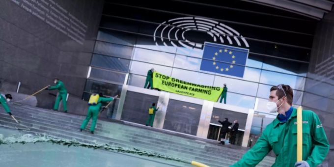 Umweltschützer der Organisation Greenpeace vor dem EU-Parlament. Greenpeace EU-Parlament