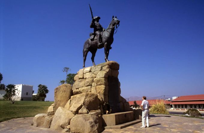 Das «Südwester Reiter» genannte Reiterdenkmal der ehemaligen deutschen Schutztruppe. Das Standbild stand bis zu seiner Umsetzung vor der Alten Feste an der Robert Mugabe Avenue (früher Leutweinstrasse). Das Reiterdenkmal wurde am 27. Januar 1912 eingeweiht und soll an die Kolonialkriege des deutschen Kaiserreichs gegen die Herero und Nama von 1903 bis 1907 in Deutsch-Südwestafrika erinnern. Deutschland erkennt Kolonialverbrechen als Völkermord an