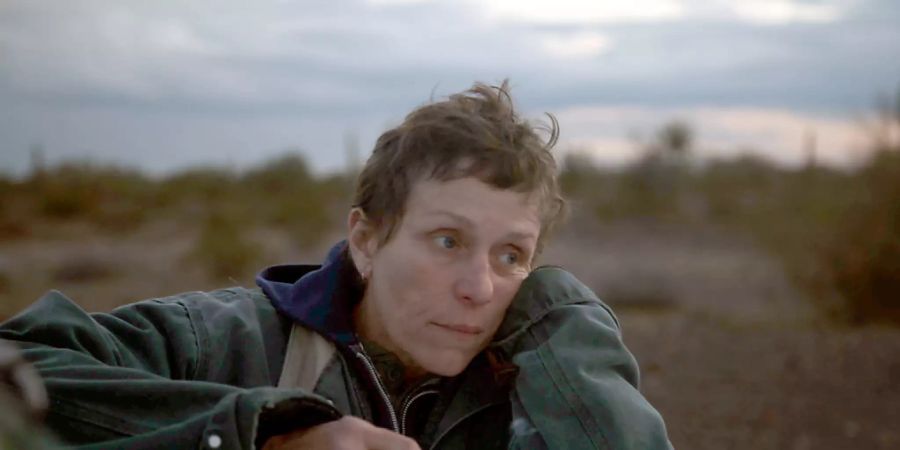 HANDOUT - Frances McDormand als Fern in einer Szene des Films «Nomadland» (undatierte Filmszene). Der Oscar für den besten Film geht an das Drama «Nomadland». Frances McDormand hat den Oscar als beste Schauspielerin gewonnen. Foto: Joshua James Richards/20th Century Studios/Disney/dpa