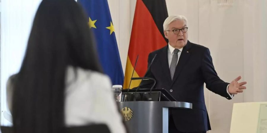 Bundespräsident Frank-Walter Steinmeier spricht bei der Einbürgerungszeremonie im Schloss Bellevue. Foto: John Macdougall/ADP POOL/dpa