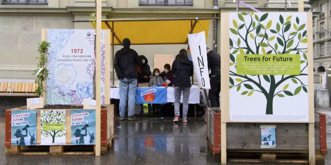 Ein Infostand auf dem Bahnhofsplatz, während der Aktion Strike for Future, am Freitag, 21. Mai 2021, in Bern. Bern Klimaaktivisten