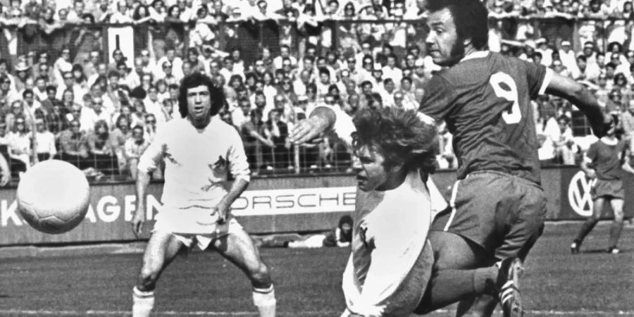 Erwin Kostedde (r), damals Spieler der Offenbacher Kickers, schiesst den Ball ins Tor zum 1:1 bei einem Spiel gegen den 1. FC Köln im Mai 1973). Foto: picture alliance / dpa