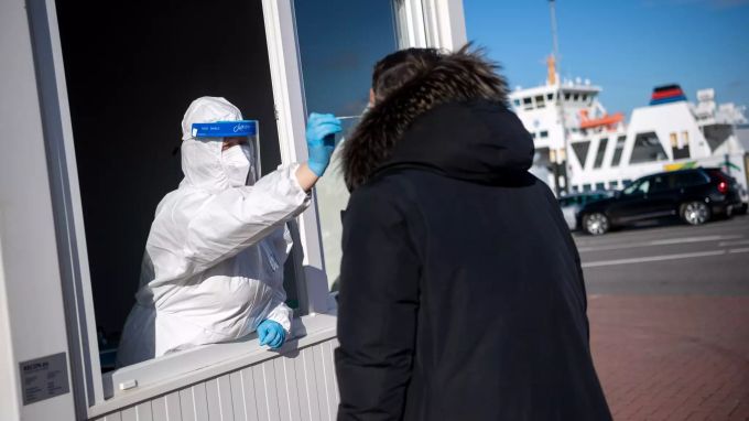 19.03.2021, Niedersachsen, Norddeich: Ein Corona-Schnelltest wird am Fähranleger durchgeführt. Coronavirus Deutschland Angela Merkel