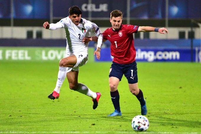 Der Tscheche Pavel Bucha (r.) im Duell mit Italiens Raoul Bellanova (l.). U21-EM