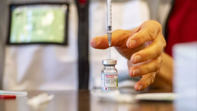 Der Impfstoff von Moderna wird vorbereitet, um die letzten Senioren in den Pflegeheimen des Kantons Aargau mit dem Impfstoff gegen das Coronavirus zu impfen. CORONAVIRUS, COVID-19, COVID