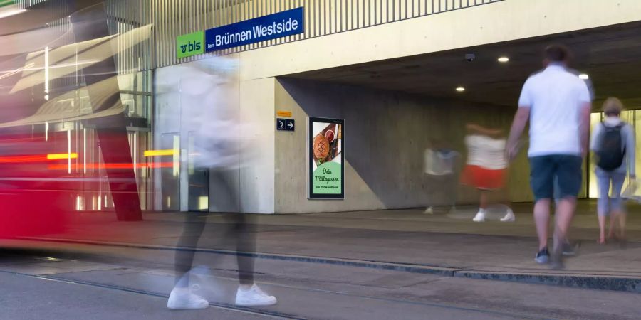 Werbescreen bei Bahnhof