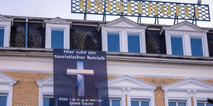 «Hier ruht ein touristischer Betrieb», steht auf einem Protestplakat des Hotelverbands der Ostseeinsel Usedom. Foto: Jens Büttner/dpa-Zentralbild/dpa