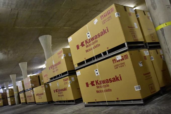 Aktuell ist die Nachfrage nach neuen und gebrauchten Motorrädern gigantisch. Entsprechend ist bis zur Auslieferung des Traumtöff oft Geduld gefragt. Motorrad Kawasaki Lager