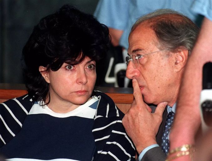 Patrizia Reggiani Martinelli und Anwalt Gaetano Pecorella sprechen während der Anhörung des Prozesses für den Mord an Maurizio Gucci im Mailänder Gericht am Dienstag, den 2. Juni 1998. Patrizia Reggiani