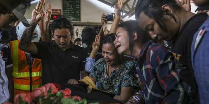Angehörige und Freunde während des Trauerzuges von Ko Saw Pyae Naing, 21, der bei den Anti-Putsch-Protesten starb, in Mandalay, Myanmar, 14. März 2021. UNO