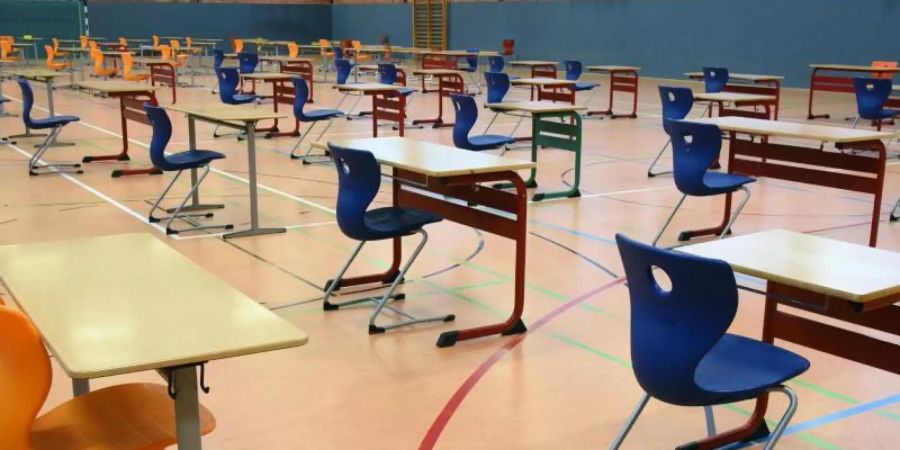 In einer Turnhalle in Leipzig sollen die Abiturprüfungen unter grössten hygienischen Bedingungen geschrieben werden. Foto: Waltraud Grubitzsch/dpa-Zentralbild/dpa