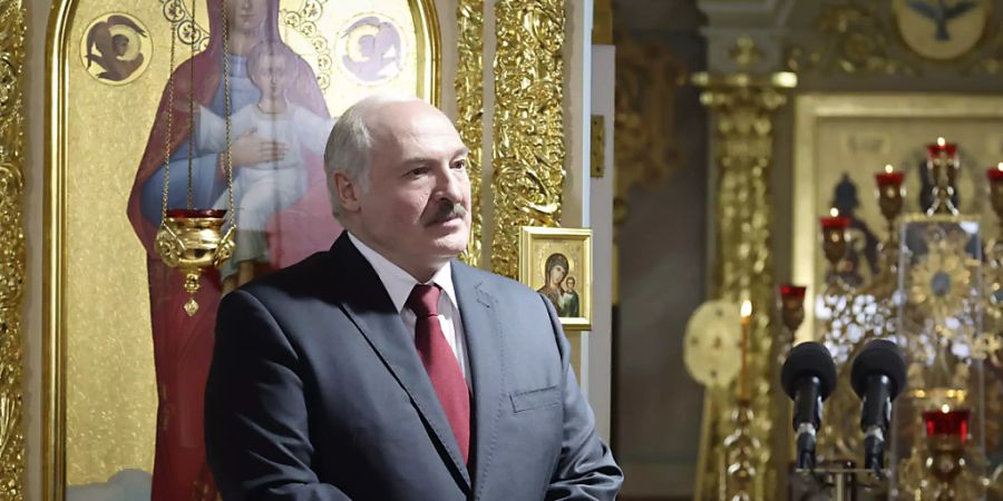 Alexander Lukaschenko, Präsident von Belarus, besucht einen orthodoxen Ostergottesdienst in der Stadt Turau, etwa 270 km südlich von Minsk. Foto: Maxim Guchek/POOL BelTa/AP/dpa