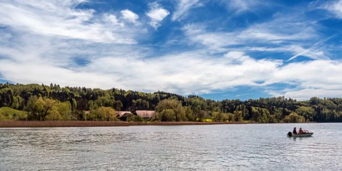 Wohlensee in Wohlen bei Bern. Wohlensee in Wohlen bei Bern.