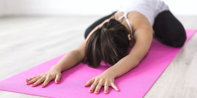Eine Frau beim Yoga. (Symbolbild) Yoga