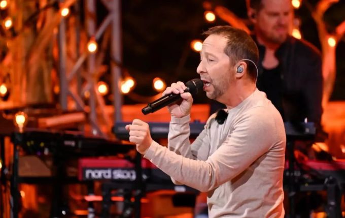 Dj Bobo singt. Dj Bobo