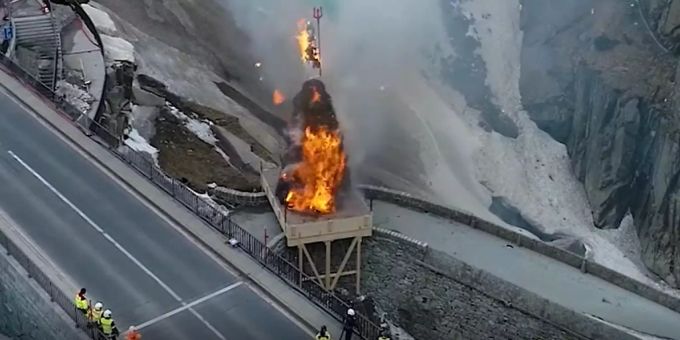 12 Min 57 Sek - Exklusive Drohnenbilder: Hier explodiert der Böögg-Kopf