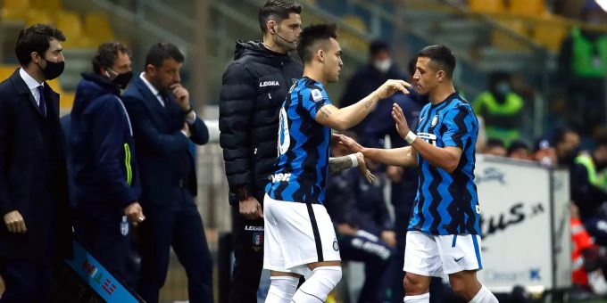 Alexis Sanchez (R) wir bei Inter Mailand nach seinen zwei Toren ausgewechselt. Inter Mailand