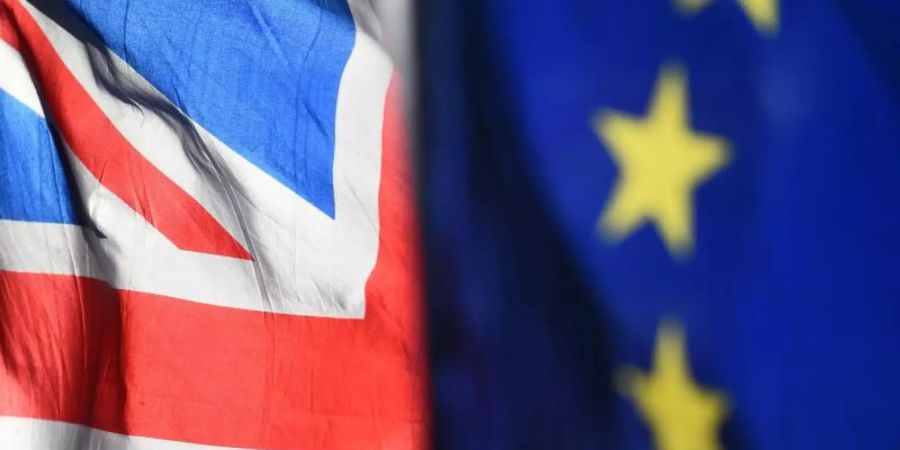 Eine Flagge der Europäischen Union und eine Flagge von Grossbritannien wehen vor dem Parlament in Westminster. Foto: Kirsty O'connor/PA Wire/dpa