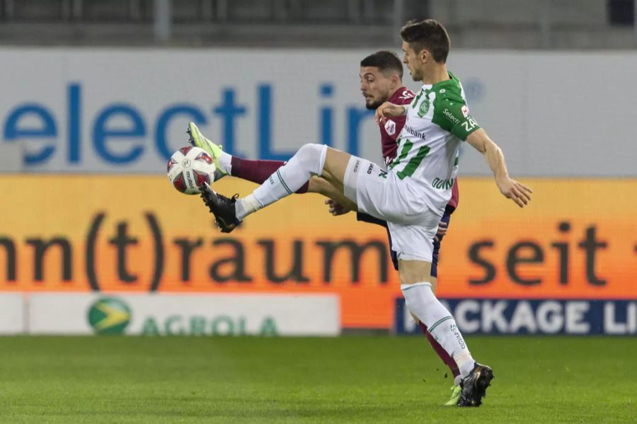 Servettes Kastriot Imeri bedrängt Jordi Quintilla vom FC St.Gallen.