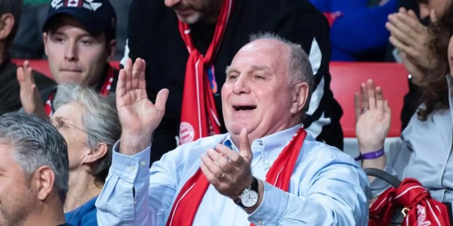 Begeisterter Basketball-Fan: Uli Hoeness im Audi Dome. Foto: Matthias Balk/dpa