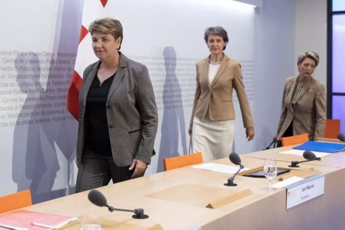 Eine will lockern, die andere ist skeptisch: Bundesrätinnen Viola Amherd (vorne) und Simonetta Sommaruga (mitte). amherd Sommaruga Bundesrat Coronavirus