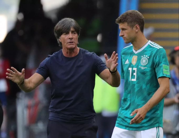 Trainer Joachim Löw (l) spricht mit seinem Spieler Thomas Müller. serge gnabry