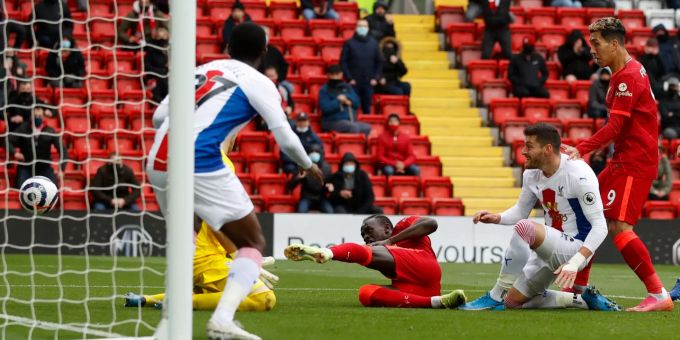 Liverpools Sadio Mane (m.) trifft im Spiel der Premier League gegen Crystal Palace zum zwischenzeitlichen 1:0. Premier League Liverpool