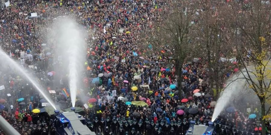 Die Demonstranten wichen trotz des Einsatzes der Wasserwerfer nur sehr langsam zurück. Foto: Paul Zinken/dpa