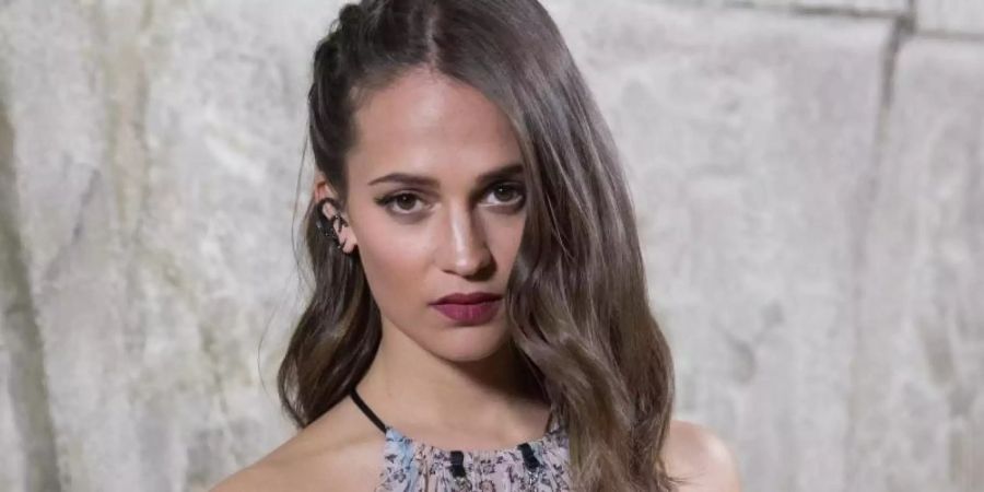 Alicia Vikander steht 2018 bei einem Fotocall anlässlich des Kinofilms «Tomb Raider» im Pergamon-Museum in Berlin. Foto: Jörg Carstensen/dpa