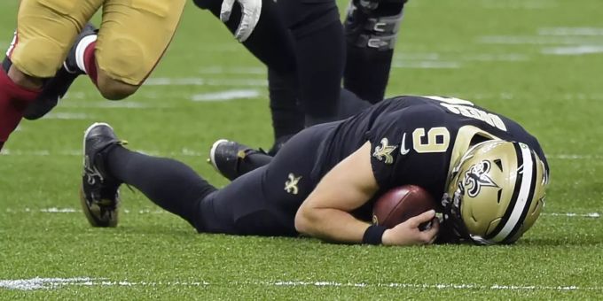 Drew Brees, Quarterback der New Orleans Saints in der NFL, bleibt nach einem Sack auf dem Boden liegen. NFL Saints Drew Brees