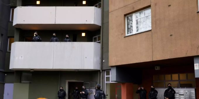 Polizisten bei der Razzia in Berlin am Dienstag Polizisten bei der Razzia in Berlin am Dienstag
