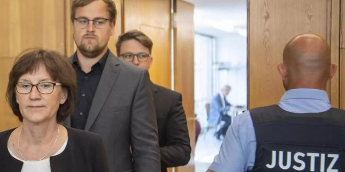Walter Lübckes Witwe Irmgard Braun-Lübcke und ihre Söhne Jan-Hendrick und Christoph Lübcke im Gerichtssaal des Oberlandesgerichts Frankfurt. Foto: Boris Roessler/dpa-Pool/dpa Walter Lübcke