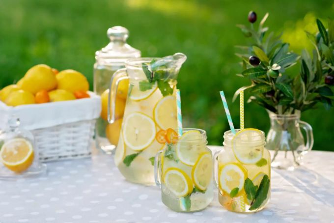 Lauwarmes Leitungswasser statt Sprudel ist gut für den Körper. Zitronenwasser