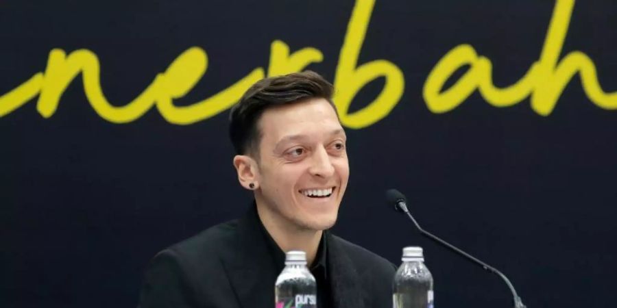 Mesut Özil während seiner Vorstellung als neuer Spieler bei Fenerbahce Istanbul. Foto: Uncredited/AP/dpa