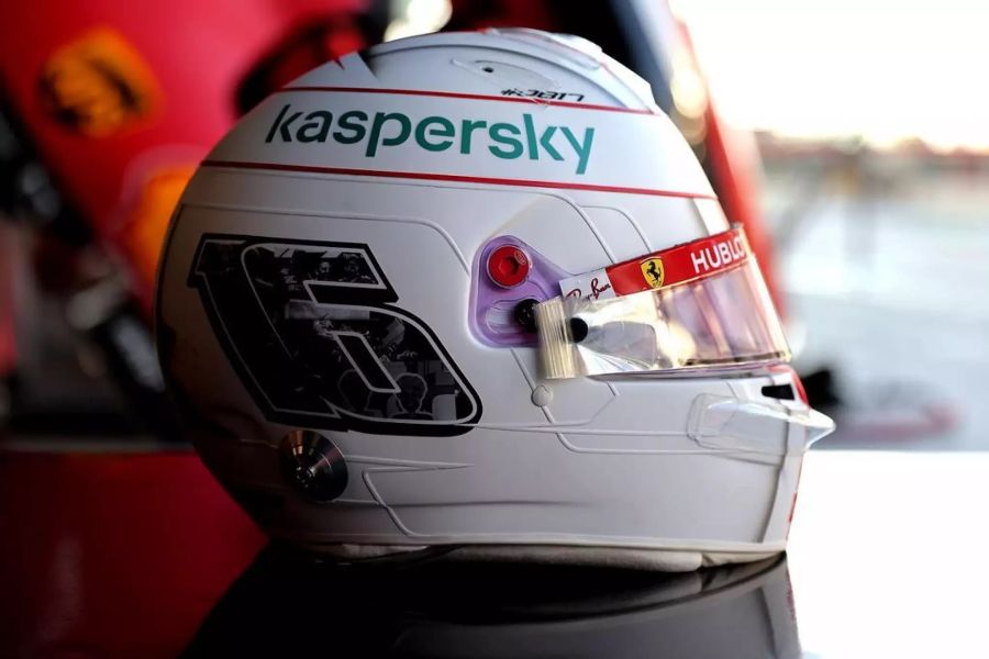 Der Spezial-Helm von Charles Leclerc zum Ferrari-Abschied von Sebastian Vettel.