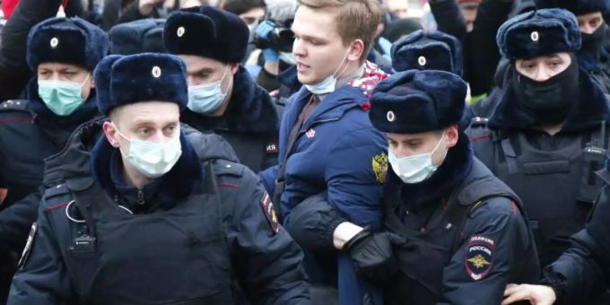 Die Polizei verhaftet einen Mann während eines Protestes gegen die Inhaftierung des Oppositionsführers Nawalny. Foto: Alexander Zemlianichenko/AP/dpa Nawalny