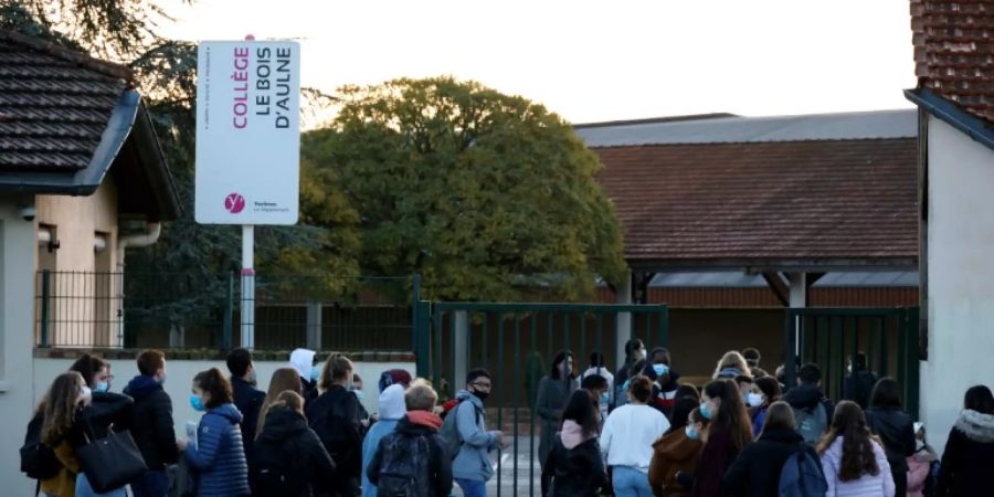Polizei und Psychologen begleiten den ersten Schultag seit Ermordung des Lehrers Paty